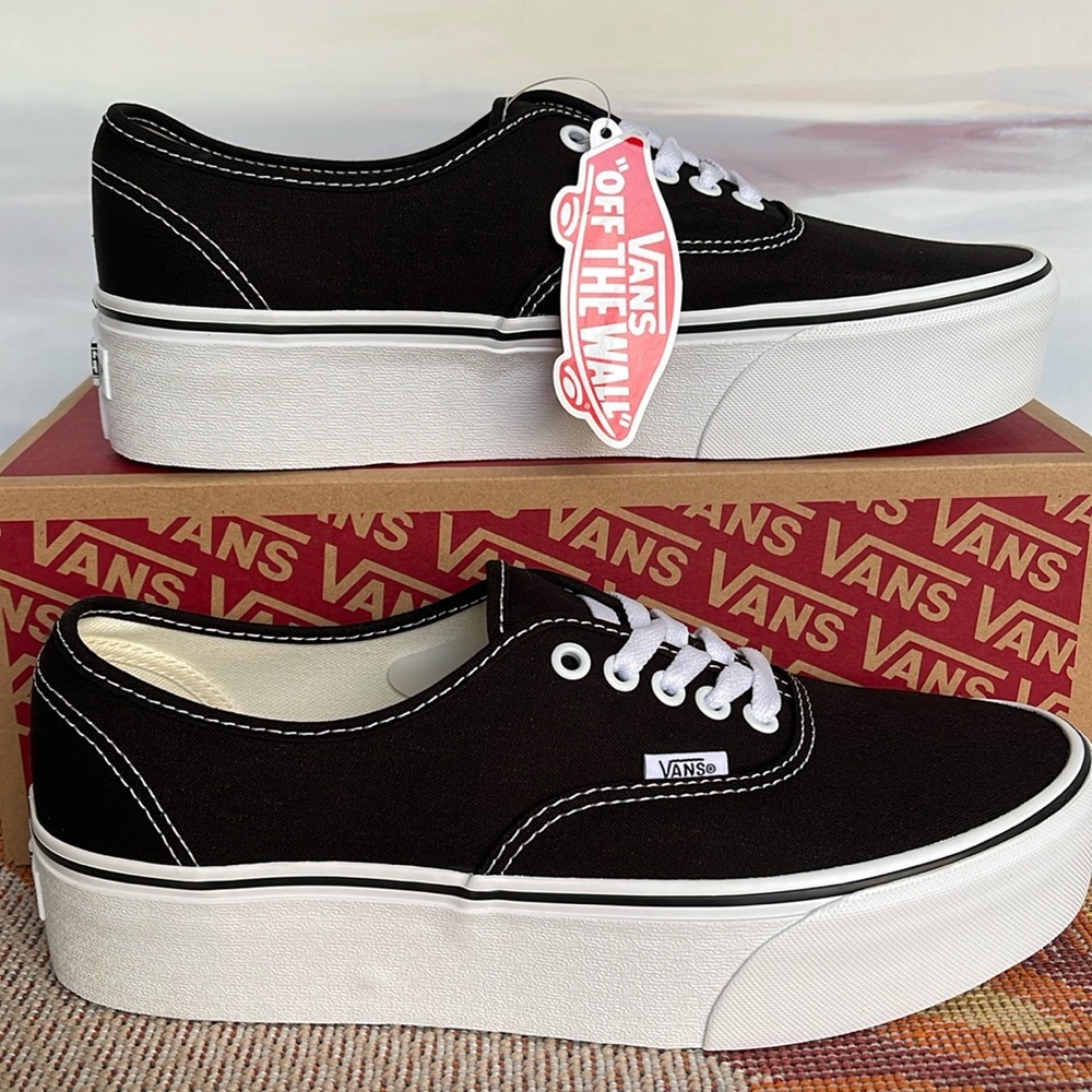 Vans Men’s Authentic Stacked
Canvas Black/True White
VN0A5KXXBMX
Platforms - Picture 1 of 16